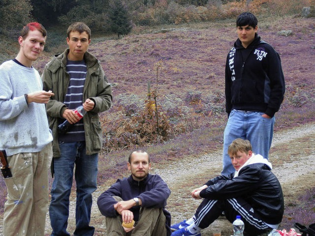 Jugendliche halfen der Agendagruppe &#...Ent-hurstungsaktion auf dem Letzberg.   | Foto: Privat