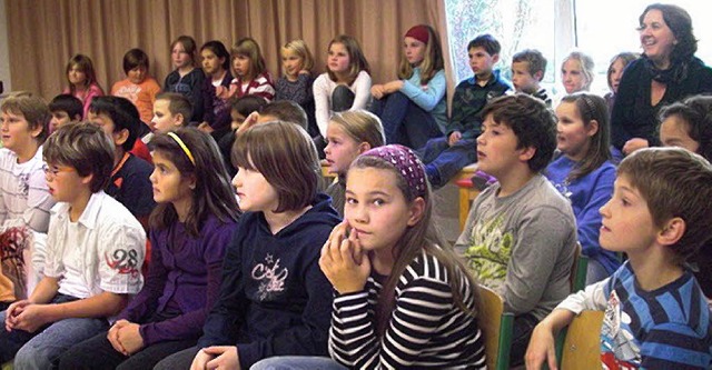 Konzentriert verfolgen die Kinder, wie...g-Schule seine Kinderbcher vorstellt.  | Foto: Privat