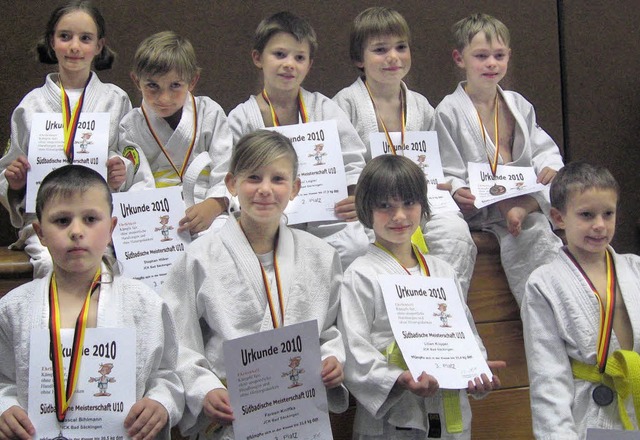 Stolz zeigen die kleinen Judo-Kreismeister  ihre Urkunden.   | Foto: Privat