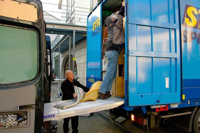 Roland Minder und Gerhard Knaus beim Beladen des LKW.   | Foto: Walser