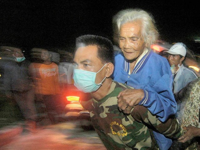 Tsunami reit in Indonesien viele Menschen in den Tod  | Foto: dpa