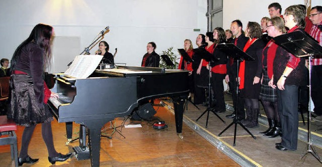 Diana Schmitt, stehend  am Klavier, di...auf 22 Mitglieder angewachsenen Chor.   | Foto: Ernst-Hubert Bilke