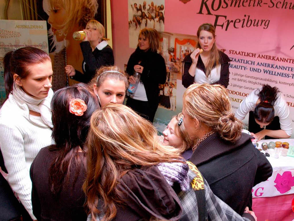 Reger Andrang herrschte am Stand der Freiburger Kosmetikschule im Eingangsbereich zur Sporthalle. Reger Andrang herrschte am Stand der Freiburger Kosmetikschule im Eingangsbereich zur Sporthalle.