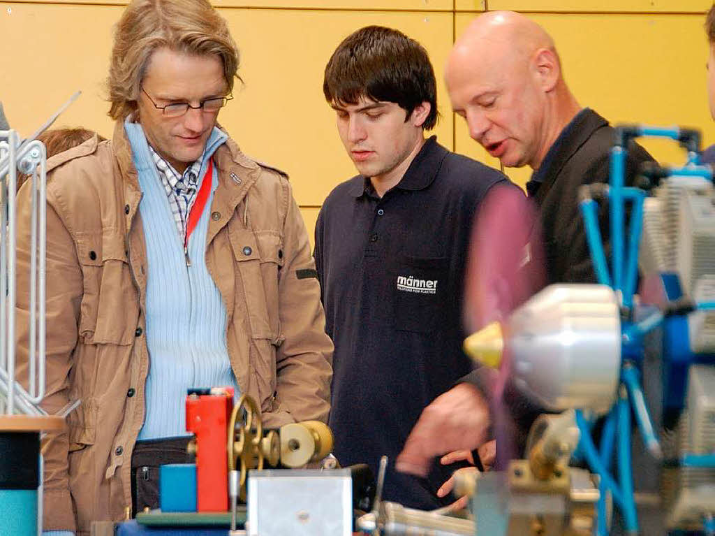 Motoren und Gespräche: am Stand der Bahlinger Firma Männer. Motoren und Gespräche: am Stand der Bahlinger Firma Männer.