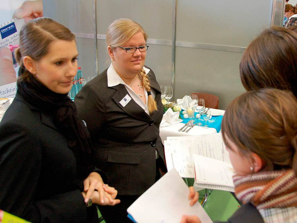 Am Stand des Dorint Hotels standen Hotelfachfrau Angelina Fischer (rechts) und BA-Sudentin Leonie Schuster Rede und Antwort. Am Stand des Dorint Hotels standen Hotelfachfrau Angelina Fischer (rechts) und BA-Sudentin Leonie Schuster Rede und Antwort.