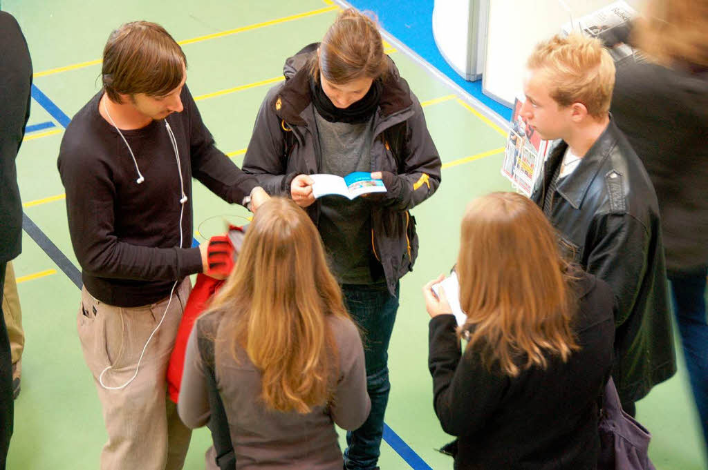 Die BZ-Bogy-Reporter Sarah Ziegler und Carolin Apel (von hinten) sowie Lennard Sofer (rechts) sammeln Eindrücke und Meinungen. Die BZ-Bogy-Reporter Sarah Ziegler und Carolin Apel (von hinten) sowie Lennard Sofer (rechts) sammeln Eindrücke und Meinungen.