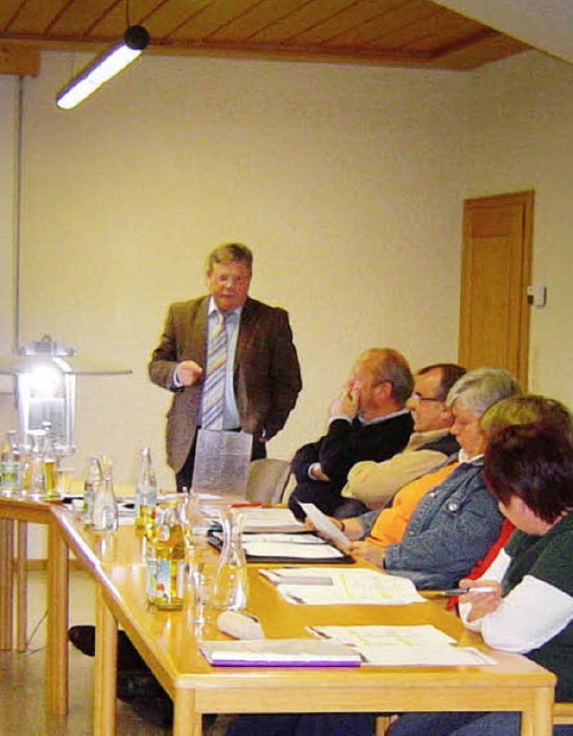 Leo Enderle informiert den Gemeinderat...D-Technik bei der Straenbeleuchtung.   | Foto: Heidrun Simoneit