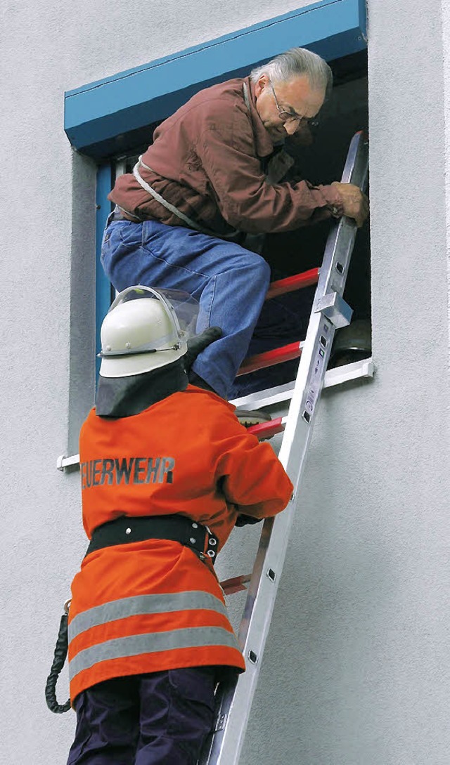 Die Gesamtfeuerwehr Stegen hatte sich ... wird ber das Treppenhaus evakuiert.   | Foto: Monika Rombach