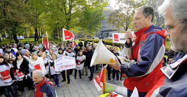 Verdi-Funktionre informierten die str...len Stand bei den Tarifverhandlungen.   | Foto: Thomas Kunz