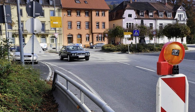 Ein Kreisverkehr soll den  Verkehrsknoten Bahnhofsplatz zuknftig regeln.   | Foto: Elisabeth Willers