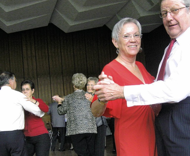 Flotte Musik und flotte Tnzer   | Foto: Charlotte Bhler-Mller