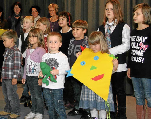 Der  Schelinger Kinderchor erfreute di... in der Festhalle mit seinen Liedern.   | Foto: herbert trogus