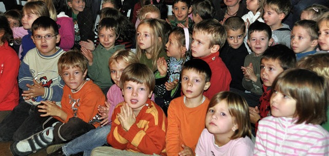 Gebannt verfolgen die Kinder Susanne Brechtels Puppenspiel mit Paulchen.   | Foto: Gramespacher