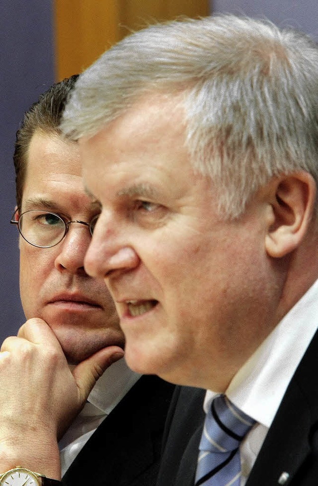 Der Mann hinter Horst Seehofer, Karl-T... einen Fehltritt des CSU-Vorsitzenden.  | Foto: DPA