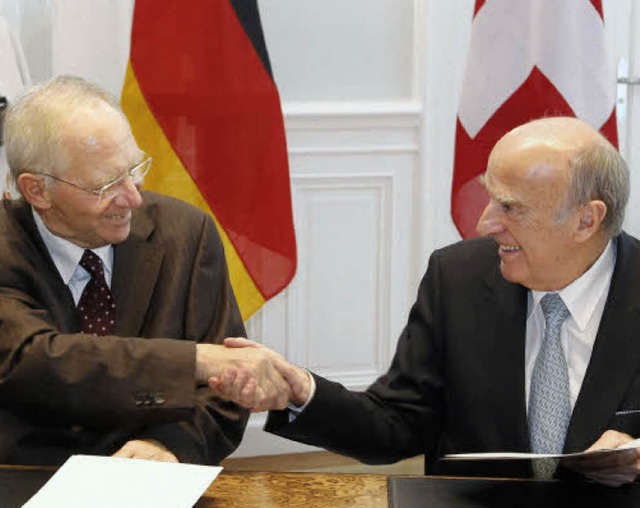 Einig: Finanzminister Schuble (l.) un...chweizer Amtskollege Hans-Rudolf Merz.  | Foto: dpa