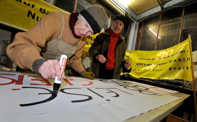 Marlies und Michael Keussen bettigen sich als Plakatmaler.  | Foto: Michael Bamberger