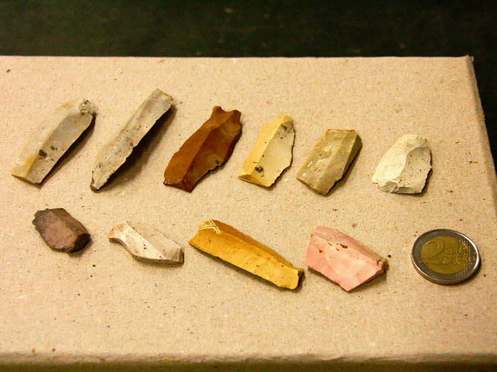 Verschiedene Messerklingen aus Feuerstein, die auch  heute noch scharf wie Rasierklingen sind. Ca. 5000 v.Chr.