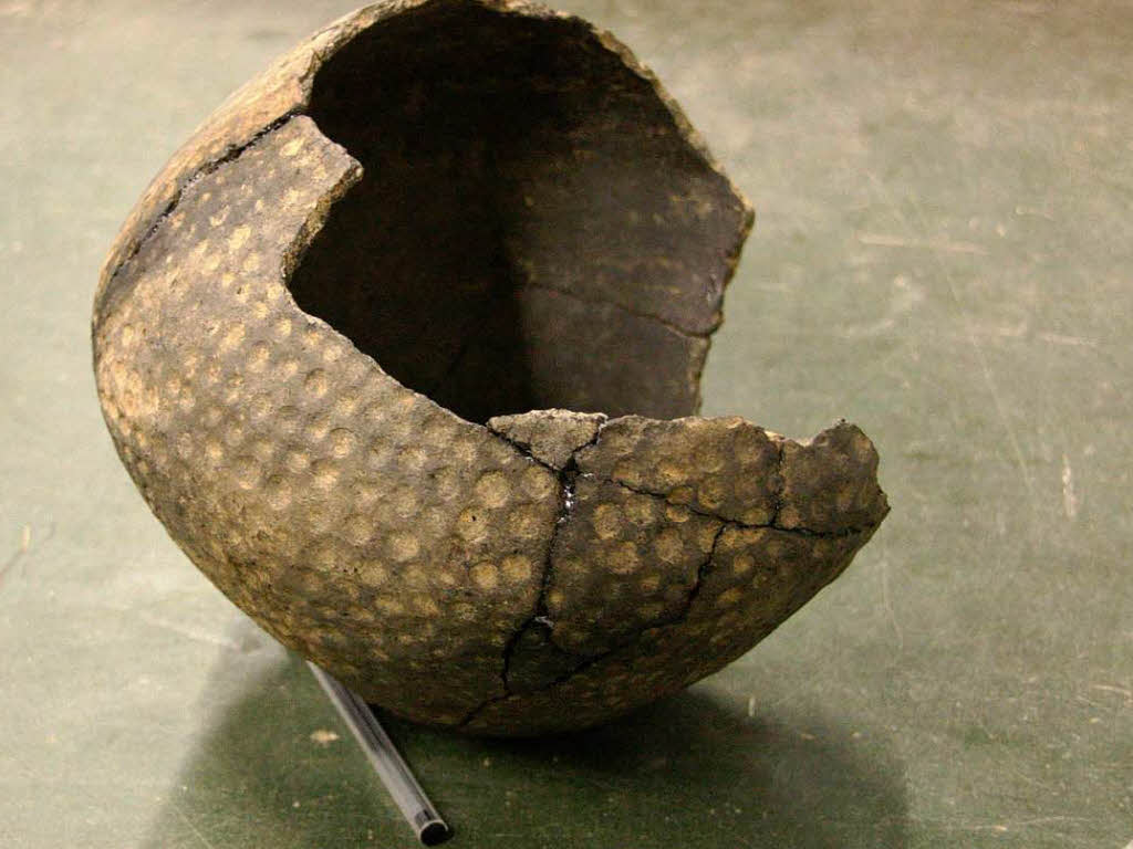 Keramiktopf oder Vorratsgef mit flchiger Stempelverzierung. Bronzezeit, um 2000 v.Chr.
