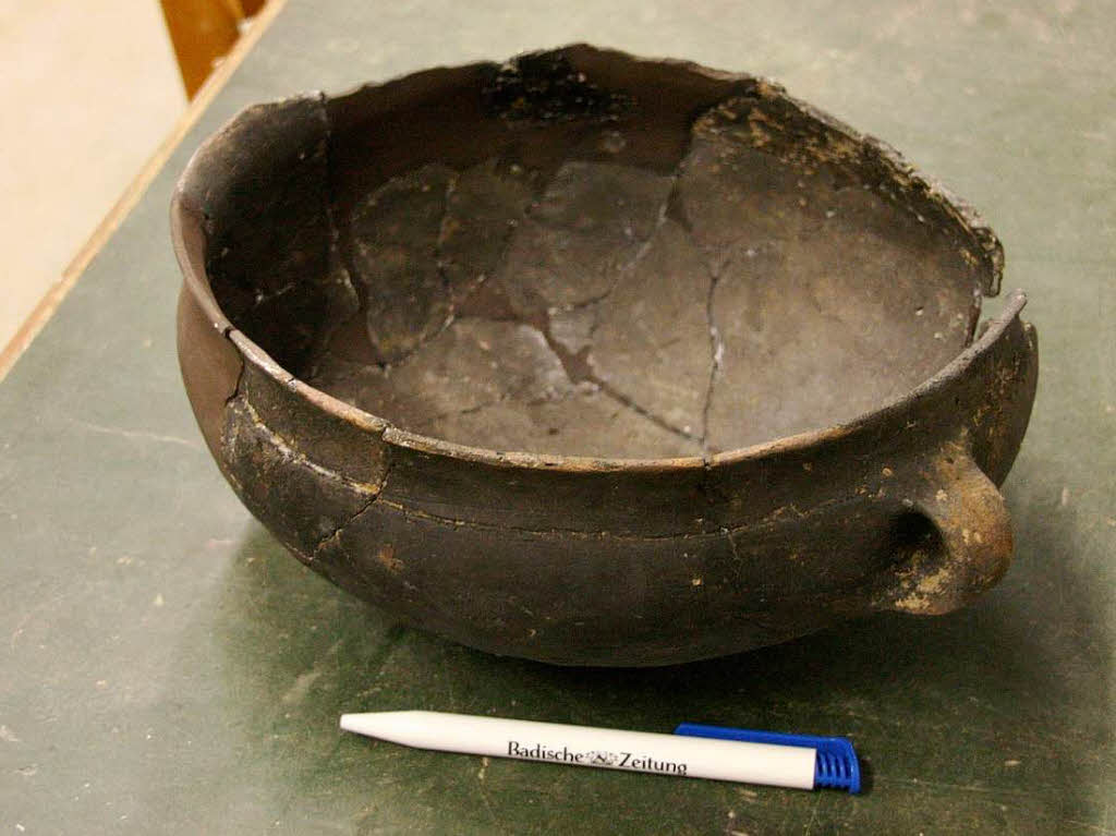 Keramikschale mit Henkel. Handgearbeitet, das heit, ohne Verwendung einer Tpferscheibe. Typische Formgebung der Hallstattzeit, ca. 800 v.Chr.