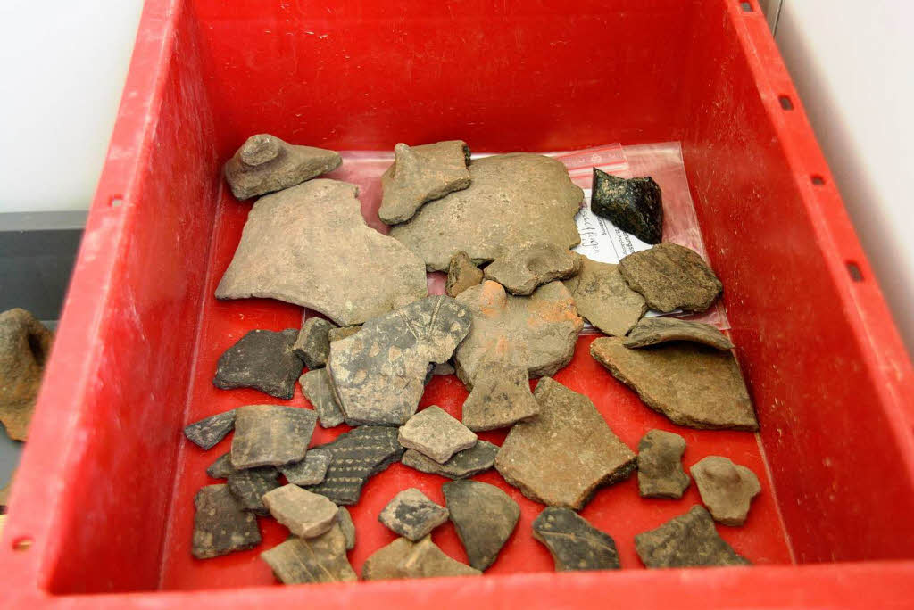 Verschiedene Keramikscherben aus dem bei Bischoffingen ausgegrabenen Steinzeitdorf.