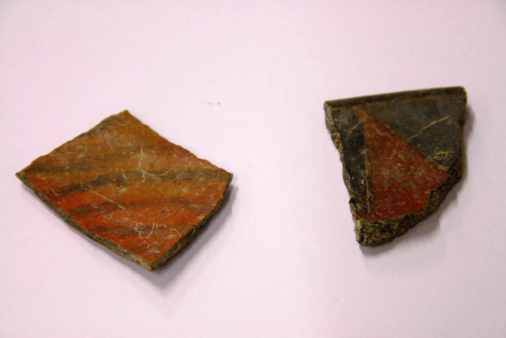 Bemalte Keramikscherben, vermutlich zu einer Schale gehrend. Ca. 8. bis 9. Jahrhundert v.Chr.