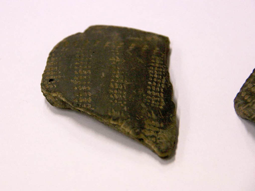 Bandkeramische Scherbe (Detail) mit Stichmuster aus der jngsten Phase der Besiedlung in Bischoffingen. Ca. 4900 v. Chr.