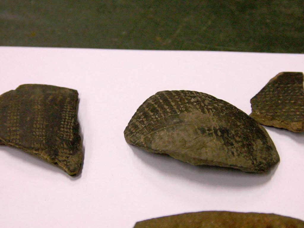 Bandkeramische Scherben mit Stichmuster aus der jngsten Phase der Besiedlung in Bischoffingen. Ca. 4900 v. Chr.