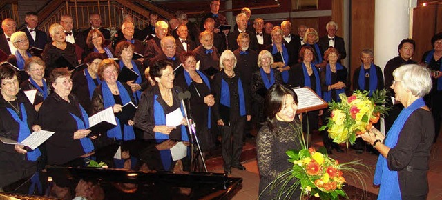 Die Chorgemeinschaft Umkirch bedankte ...otsu Miyaji fr die Klavierbegleitung.  | Foto: Karin Wortelkamp