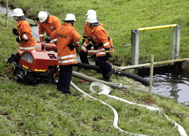 Die Lschwasserversorgung wurde durch ...aufgestauten Mauchenbach untersttzt.   | Foto: Dietmar Noeske