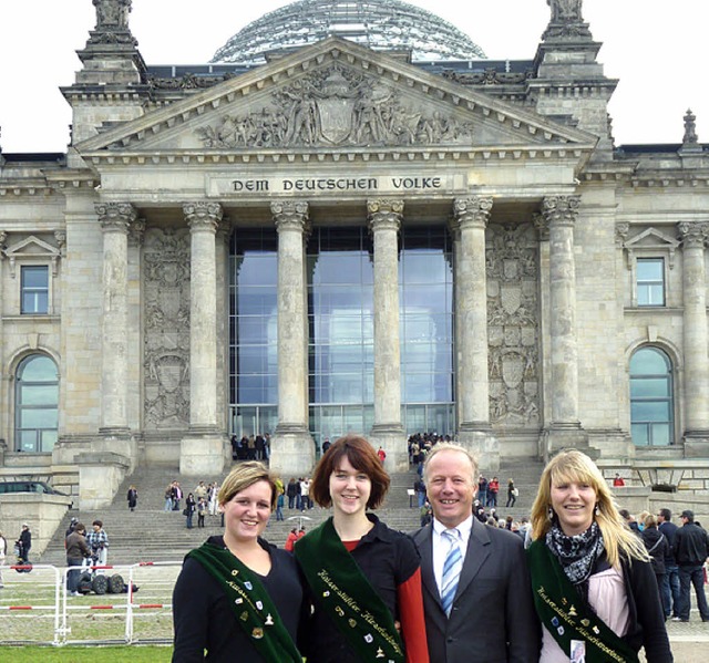 Svenja Kublin, Ellen Mamier und Jacque...ller mit Peter Wei vor dem Reichstag.  | Foto: Privat