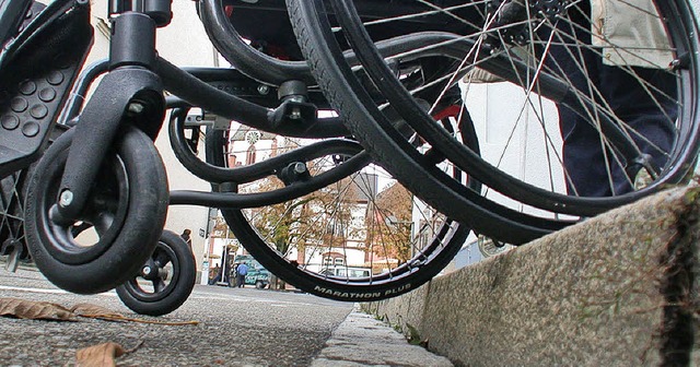 Hohe Bordsteinkanten an bergngen sin...erden jetzt die Randsteine abgefrst.   | Foto: Andre Hnig