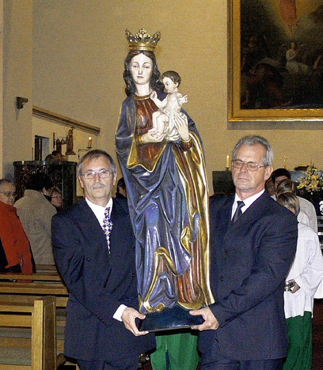 Einzug in die neue Kapelle &#8211; die Marienstatue.   | Foto: dieter fink