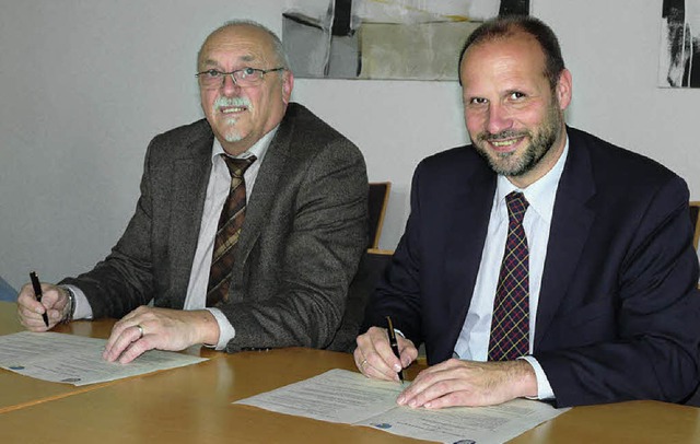 Partner fr Bildung: Rektor Victor Wit...inks), Brgermeister Wolfgang Brucker   | Foto: rb