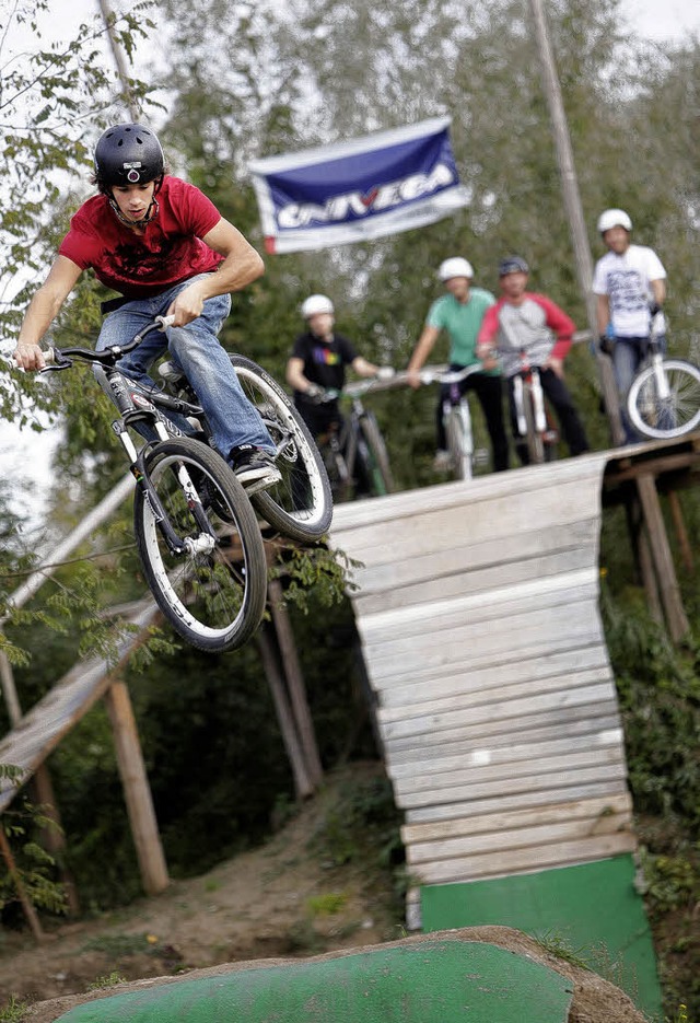 Fabian Gertheis macht den Abflug ber ...olzrampe beim Meienheimer Baggersee.   | Foto: Christoph Breithaupt