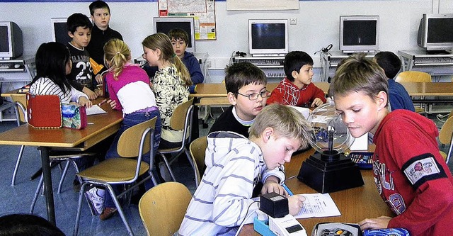 Messgerte testeten Dritt- und Viertkl...Schule unter dem Aspekt Strom sparen.   | Foto: Hans Kolodziej