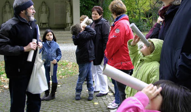 August Kabusreiter (links) zeigte Kind... sie sie wohl noch nie gesehen haben.   | Foto: Stefanie Sigmund