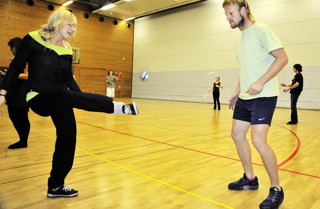 Hacke, Spitze, hoch das Bein: eine Hacky-Sack-Spielerin  mit Trainer Tim Heun   | Foto: Bamberger/fotolia