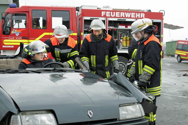Fachgerecht zerlegten Feuerwehrmnner ...der Herbstbung ein Auto, probeweise.   | Foto: Sandra van Appen