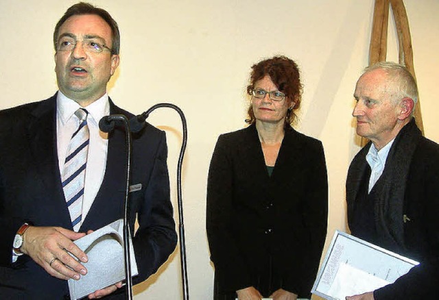 Ulrich Feuerstein (links) und  Christi...wohl-Scheffel wrdigten Bernd Vlkle.   | Foto: FREY