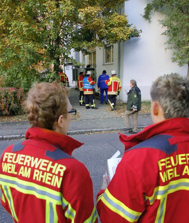 Fachleute der Feuerwehr und von Badeno...h einer mglichen Gasaustrittsstelle.   | Foto: Lauber