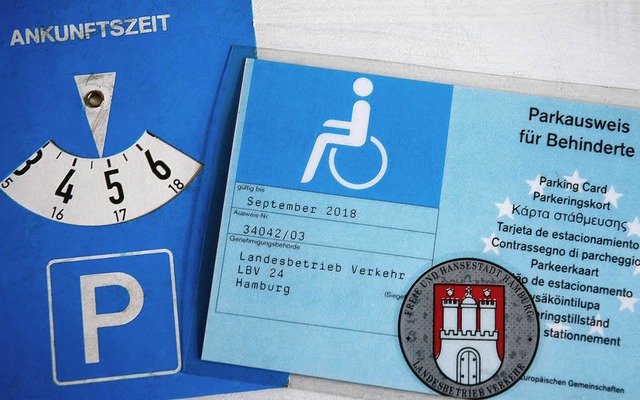 Den EU-weit gltigen blauen Behinderte...em 1. Januar 2001 ausgestellt wurden.   | Foto: dpa