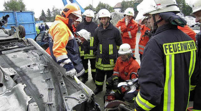 Erfahrene Instruktoren erluterten die richtige Vorgehensweise.   | Foto: BZ