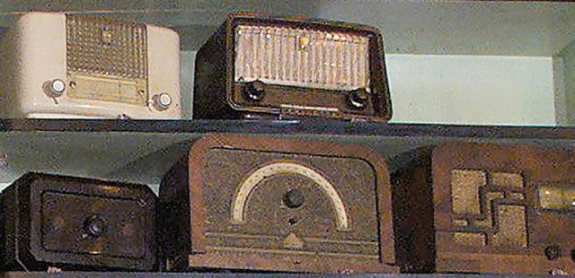 Einst waren sie das Massenmedium fr den Sonntagabend-Krimi: alte Radioapparate   | Foto: dpa