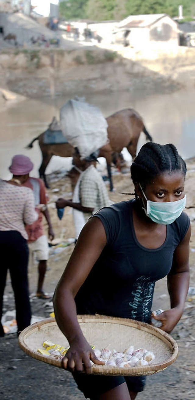 Eine Frau bringt Waren zum Markt am Fluss Artibonite.    | Foto: AFP