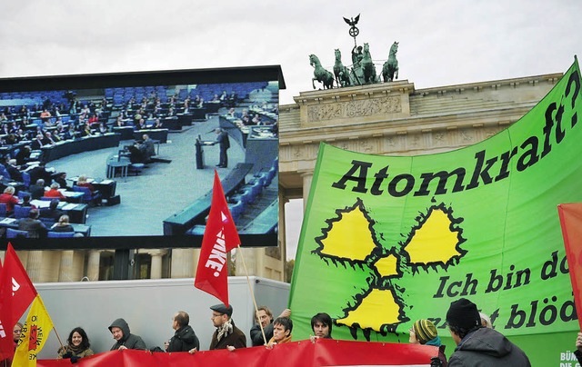 Anti-AKW-Protest und Live-bertragung ...Bundestag vor dem Brandenburger Tor     | Foto: dpa
