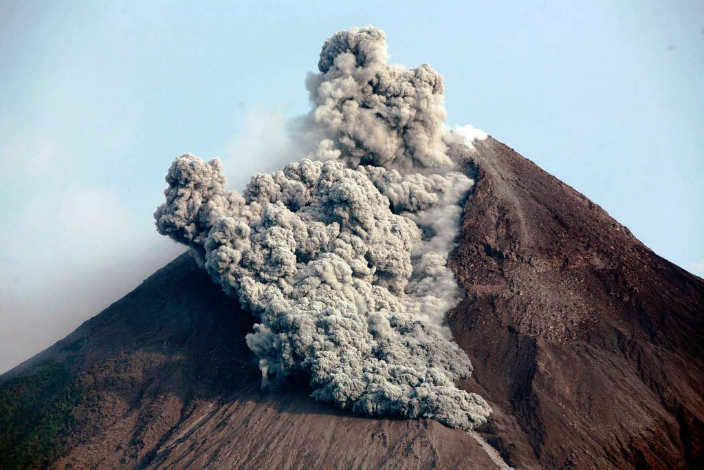 Aschewolken und Lavastrmen wlzen sich die Hnge des knapp 3000 Meter hohen Feuerbergs hinab