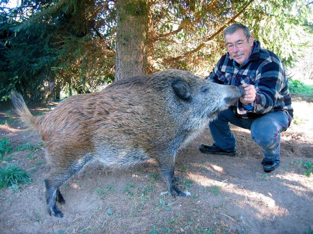 Gute Freunde: Klaus Schmieder mit Keiler Fridolin.  | Foto: Reiner Merz