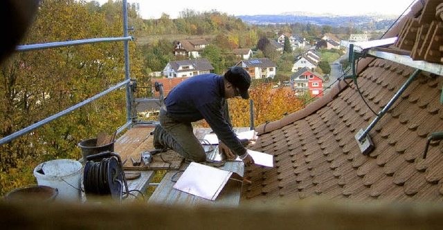 Das Dach der  Kirche St. Barbara in Nordweil wird derzeit abgedichtet.  | Foto: Reiner Merz