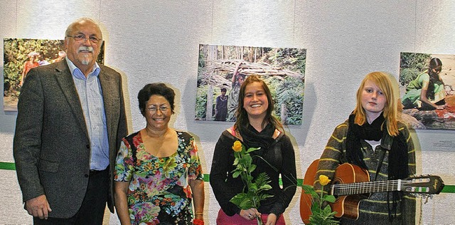 Ausstellung tut Gutes (von links): Sch...arissa Czwerwinski und Maren Lampeitl   | Foto: schule