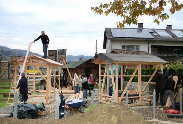 Die Eltern packen krftig an bei der N...gartens Freiamt-Keppenbach Wirbelwind.  | Foto: Pia Grttinger